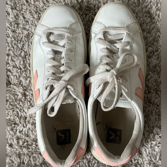 Veja 8 Urca Bicolor Low-Top Sneakers in Pink and White - Picture 8 of 9